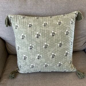 Envogue Duck Feather Pillow w/ Floral and Stitch Detail Cotton Cover 18”x18” EUC